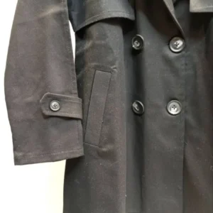 جزئیات ترنچ کت زنانه مشکی یقه انگلیسی کمربند‌دار با طراحی شیک و قد ۸۰ سانتی‌متر