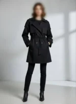 ترنچ کت زنانه مشکی یقه انگلیسی کمربند‌دار با طراحی شیک و قد ۸۰ سانتی‌متر