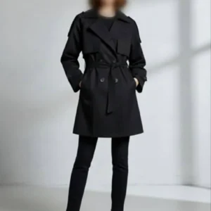 ترنچ کت زنانه مشکی یقه انگلیسی کمربند‌دار با طراحی شیک و قد ۸۰ سانتی‌متر