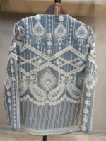 نمای پشت مانتو کتی سوزن دوزی مجلسی آبی با سوزن دوزی سفید