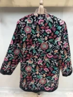 نمای پشت کت مخمل مشکی سوزن دوزی با طرح گل و پرنده