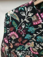 نمای نزدیک کت مخمل مشکی سوزن دوزی با طرح گل و پرنده