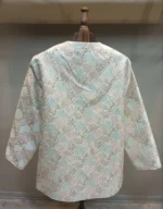 نمای پشت کت سوزن دوزی کرم با طرح ابی