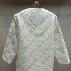 نمای پشت کت سوزن دوزی کرم با طرح ابی