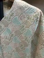 نمای نزدیک کت سوزن دوزی کرم با طرح ابی