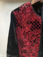 مدل یقه و جزییات کراپ کت مخمل مشکی با گلدوزی قرمز