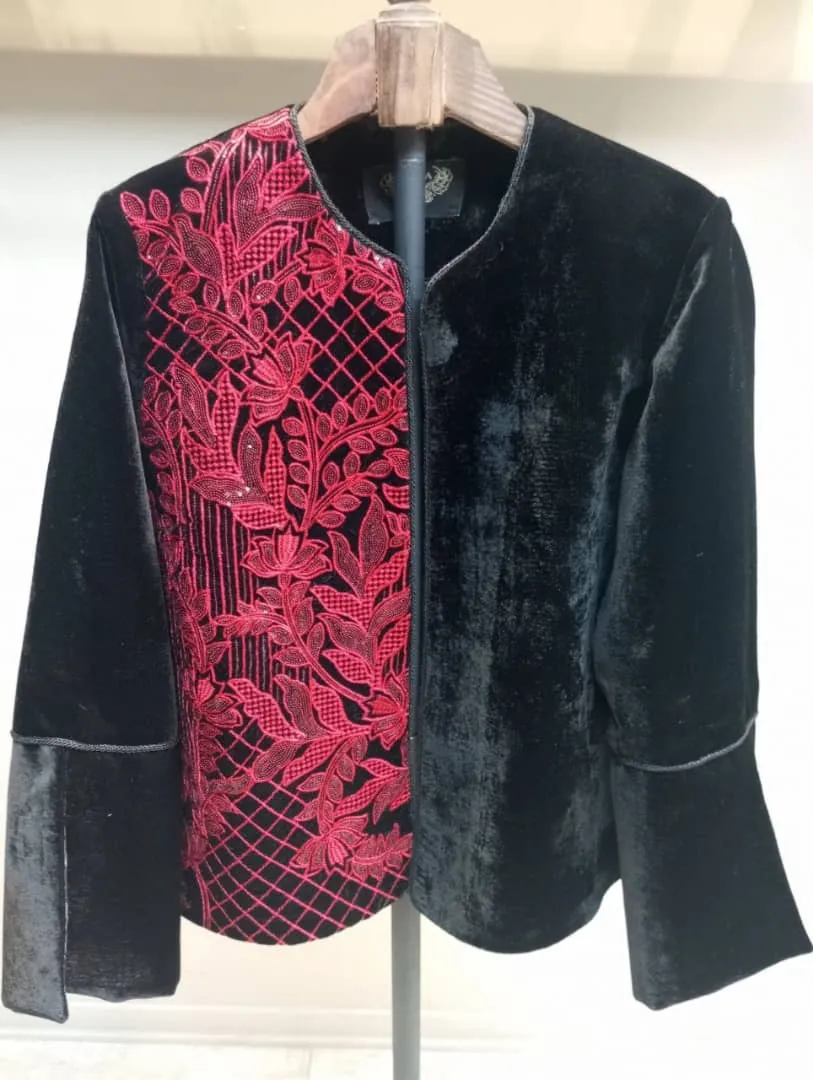مدل کراپ کت مخمل مشکی با گلدوزی قرمز