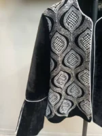 جزئیات آستین کت کراپ مخمل مشکی سوزن دوزی سفید طرح لوزی