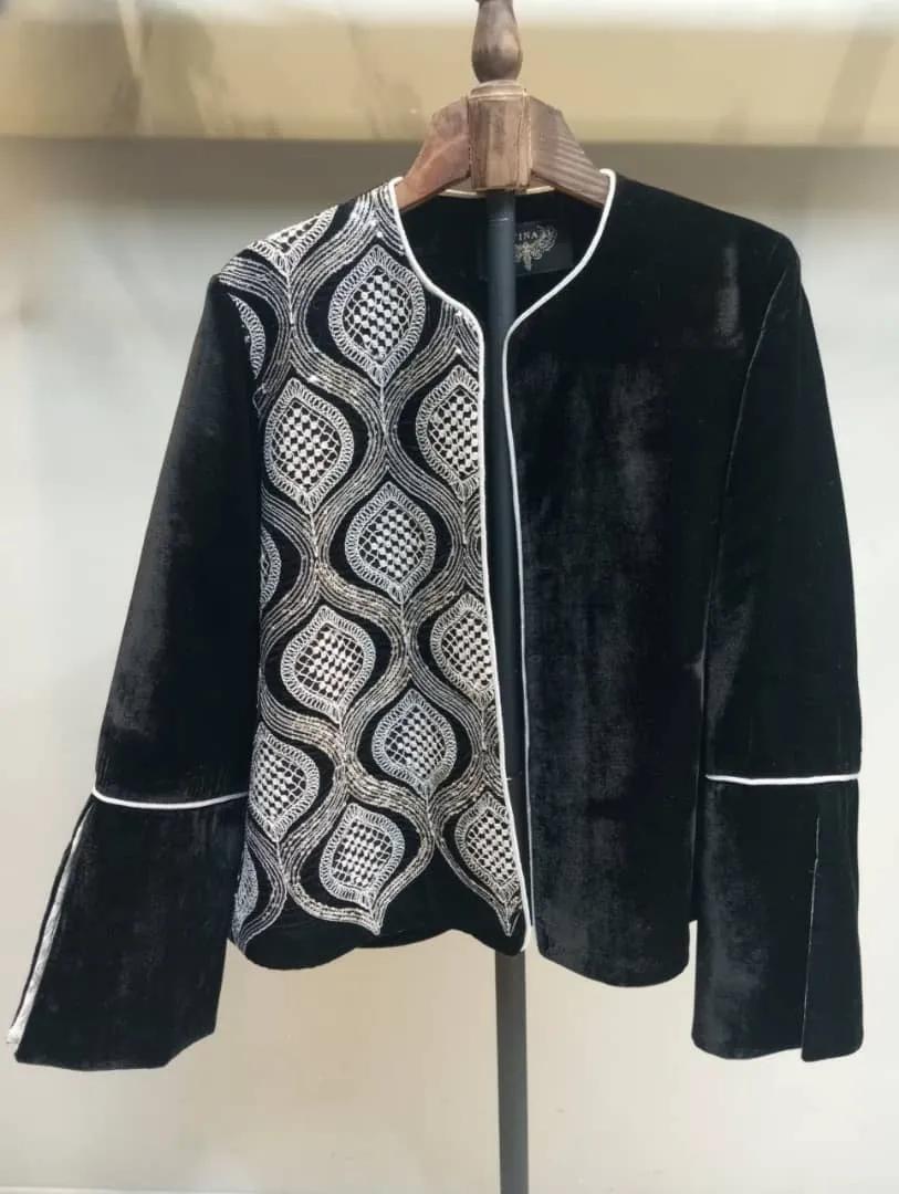 کت کراپ مخمل مشکی سوزن دوزی سفید طرح لوزی