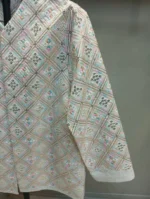 نمای نزدیک مانتو کتی سوزن دوزی طرح لوزی رنگی