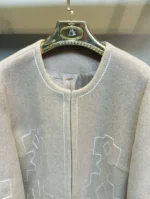 جزئیات پالتو فوتر گلدوزی شده رنگ کرم روشن با گلدوزی سفید