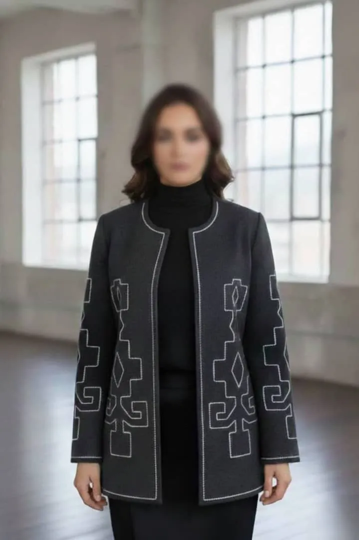 پالتو فوتر گلدوزی شده رنگ مشکی با گلدوزی سفید