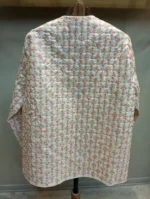 نمای پشت کت سوزن دوزی کرم طرح گل شیک