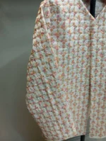 نمای نزدیک کت سوزن دوزی کرم طرح گل شیک