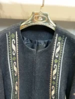 نمای نزدیک پالتو فوتر گلدوزی طوسی