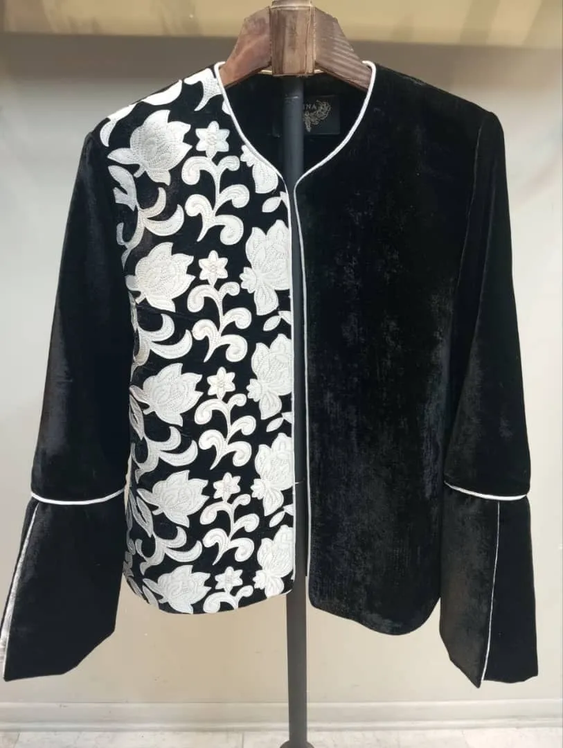 مدل کت مخمل مشکی با سوزن دوزی طرح گل سفید