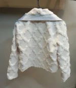 نمای پشت پالتو پوست کوتاه یقه چرمی سفید