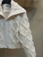 نمای نزدیک پالتو پوست کوتاه یقه چرمی سفید