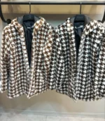 رنگبندی پالتو پوست کلاه دار همراه با کیف