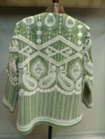 نمای پشت مانتو کتی سوزن دوزی مجلسی سبز با سوزن دوزی سفید