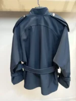 نمای پشت بارانی آستردار کوتاه سرمه ای