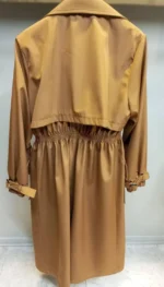 نمای پشت بارانی بلند کمر کش دار نسکافه ای