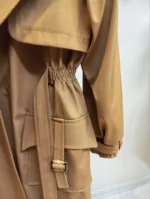 نمای نزدیک بارانی بلند کمر کش دار نسکافه ای