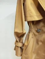 نمای نزدیک بارانی کمر کش کوتاه