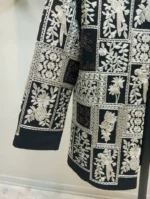 نمای نزدیک مانتو کتی قلاب دوزی طرح موتیف مشکی