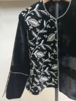 جزئیات کت مخمل مشکی با سوزن دوزی طرح برگ سفید