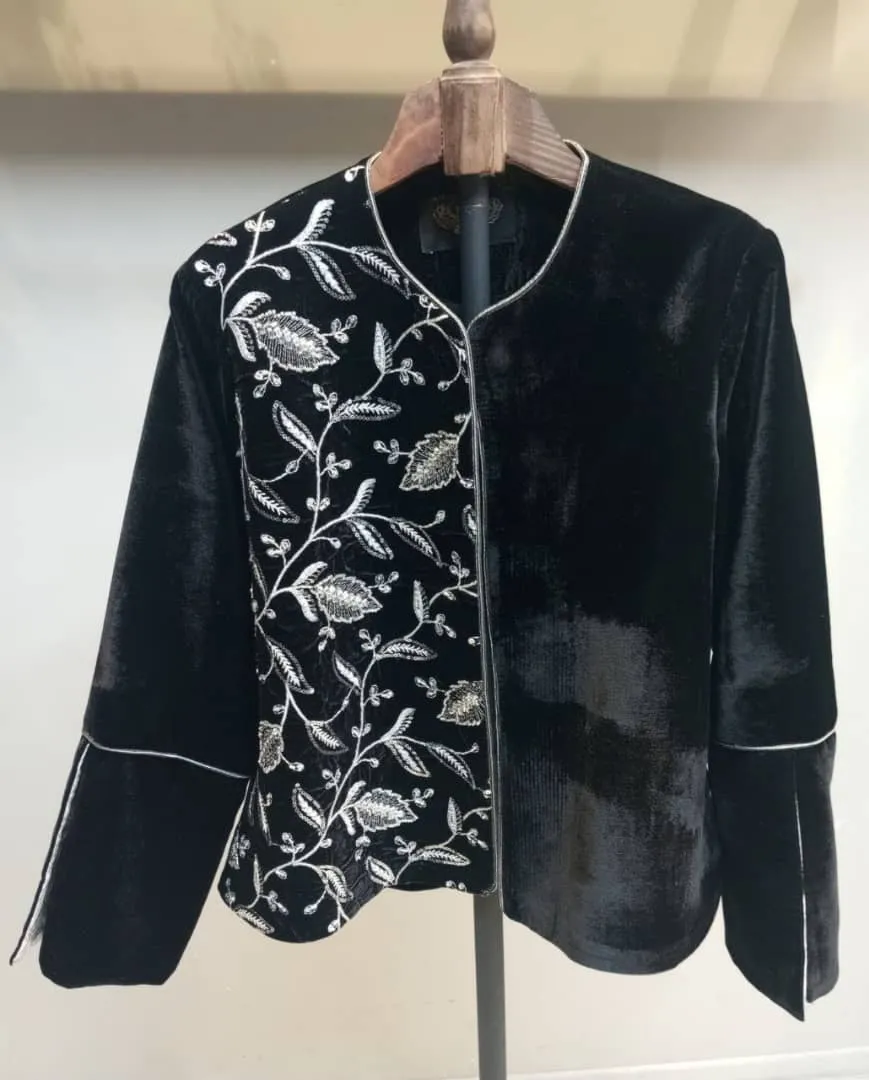 کت مخمل مشکی با سوزن دوزی طرح برگ سفید
