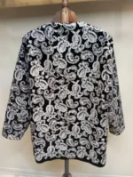 نمای پشت کت سوزن دوزی مشکی طرح ترمه
