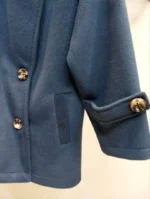 جزئیات کت پوست زنانه مدل یک‌طرفه رنگ آبی با طراحی شیک و تنخور آزاد