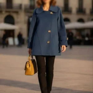 کت پوست زنانه مدل یک‌طرفه رنگ آبی با طراحی شیک و تنخور آزاد