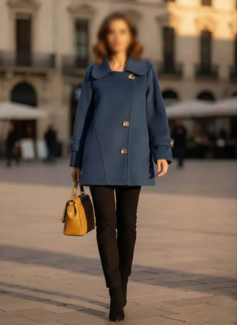 کت پوست زنانه مدل یک‌طرفه رنگ آبی با طراحی شیک و تنخور آزاد