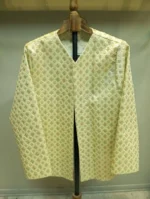 نمای جلو مانتو کتی سوزن دوزی نباتی رنگ با طرح لوزی