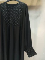 نمای نزدیک خرجکار ظریف روی پارچه الیزه مشکی
