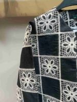 نمای نزدیک کت کراپ مشکی قلاب بافی طرح موتیف
