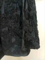 کت مشکی مخمل‌دوزی زنانه - نمای نزدیک از نوارکشی و ملیله‌دوزی