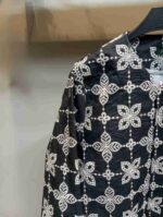 نمای نزدیک کراپ کت زنانه مشکی با طرح گل چهارپر سفید قلاب‌بافی دستی - کت تابستانه لینن فری سایز