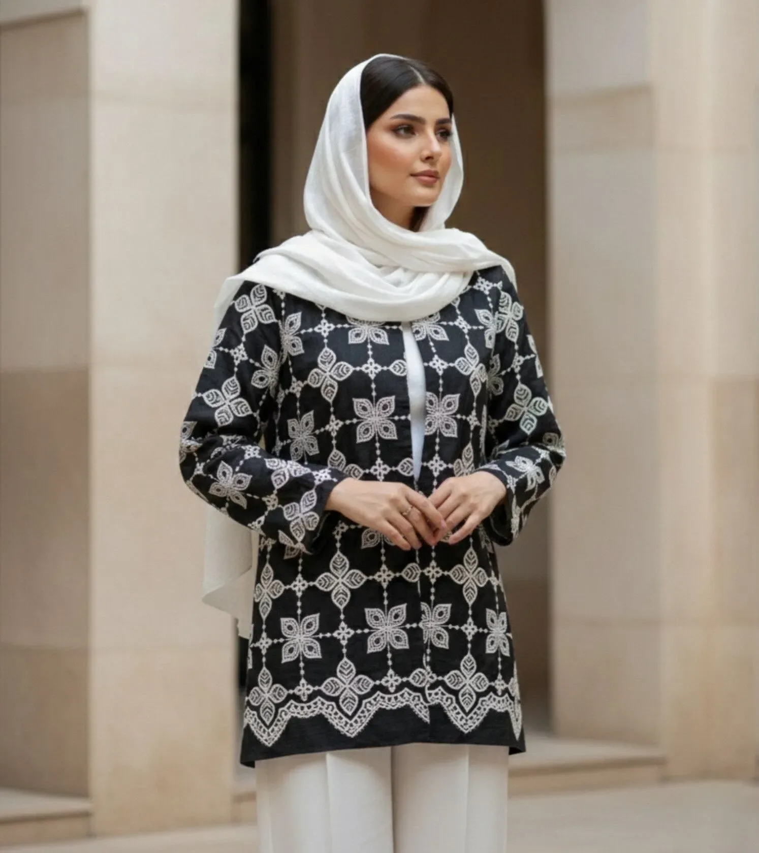 black-four-petal-pattern-coat-model (2) مدل تنخور کت زنانه مشکی با طرح گل چهارپر سفید قلاببافی دستی - کت تابستانه لینن فری سایز