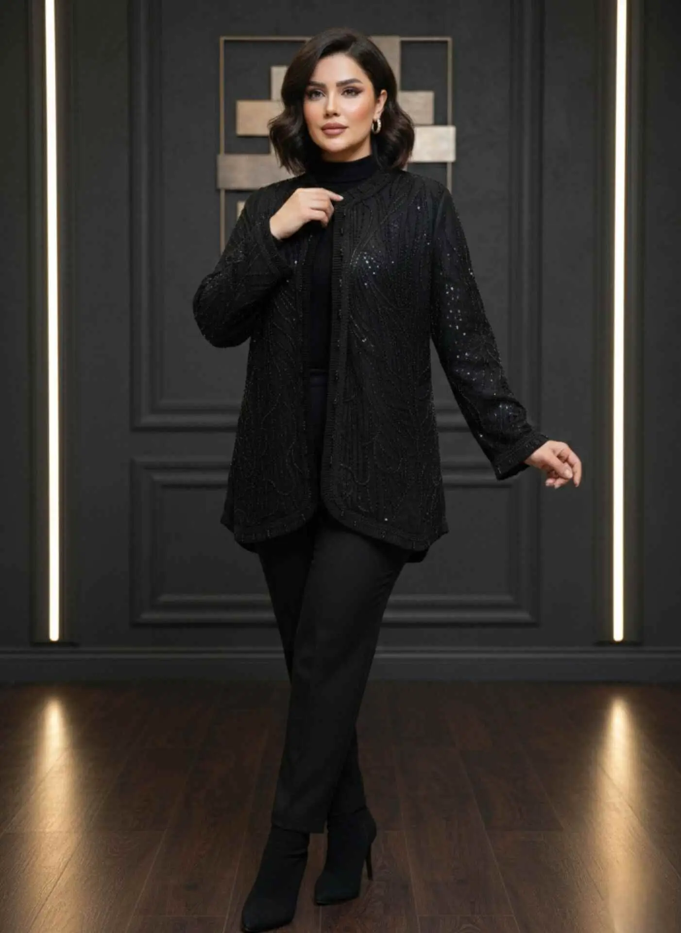 black-lace-embroidered-manto-sequins-model مانتو مشکی توری ملیلهدوزی شده - نمای کامل روی مدل