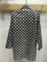 نمای پشت سوزن‌دوزی دستی روی پارچه مخمل مشکی