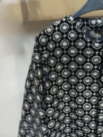 نمای نزدیک سوزن‌دوزی دستی روی پارچه مخمل مشکی