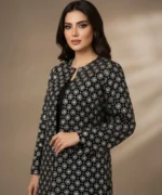 استایل مانتو مخمل مشکی با سوزن‌دوزی سفید روی لباس مجلسی