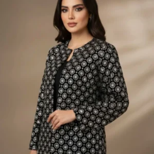 استایل مانتو مخمل مشکی با سوزن‌دوزی سفید روی لباس مجلسی
