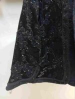 نمای نزدیک کت مخمل مشکی نواردوزی شده با طراحی ساده