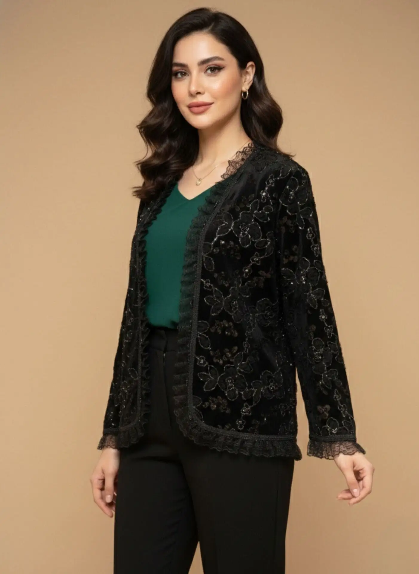 black-velvet-embroidered-jacket-style تنخور مدل کت مخمل مشکی نواردوزی شده با طراحی ساده