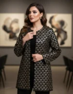 استایل شب با کت مخمل مشکی و پولک‌های طلایی درخشان