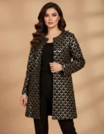 استایل شب با کت مخمل مشکی و پولک‌های طلایی درخشان